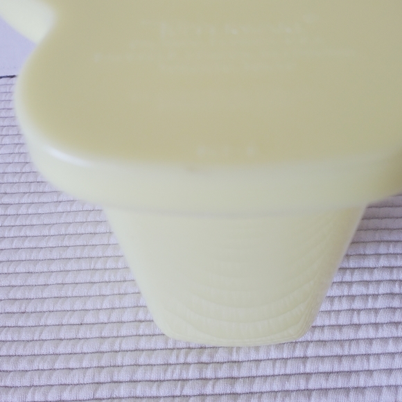 Tupperware Yellow Milk Pitcher Vintage Plastic 40 oz. Large 131-2 5.5" Flip Top - Picture 5 of 9